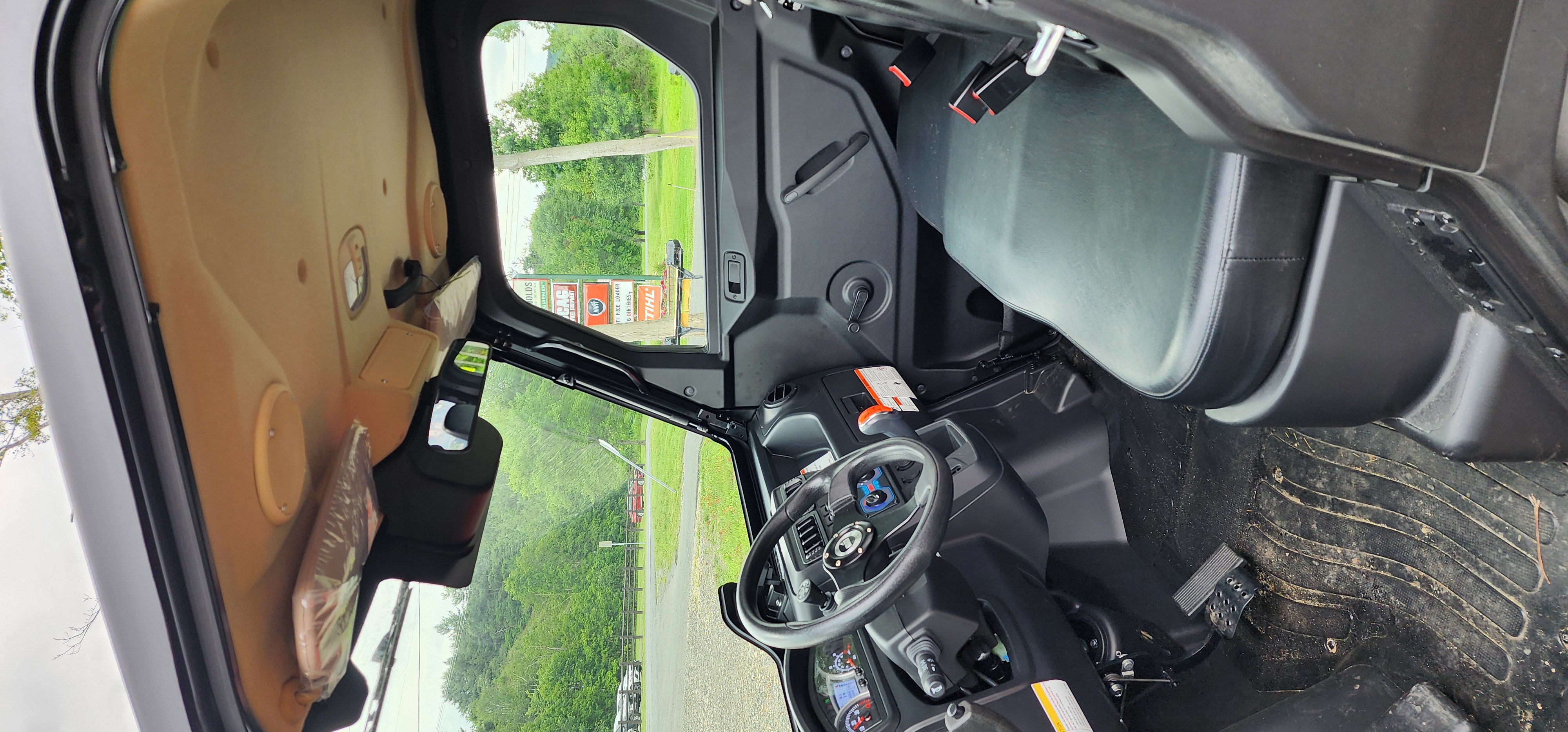 Kioti K92400 4x4 CAB UTV: