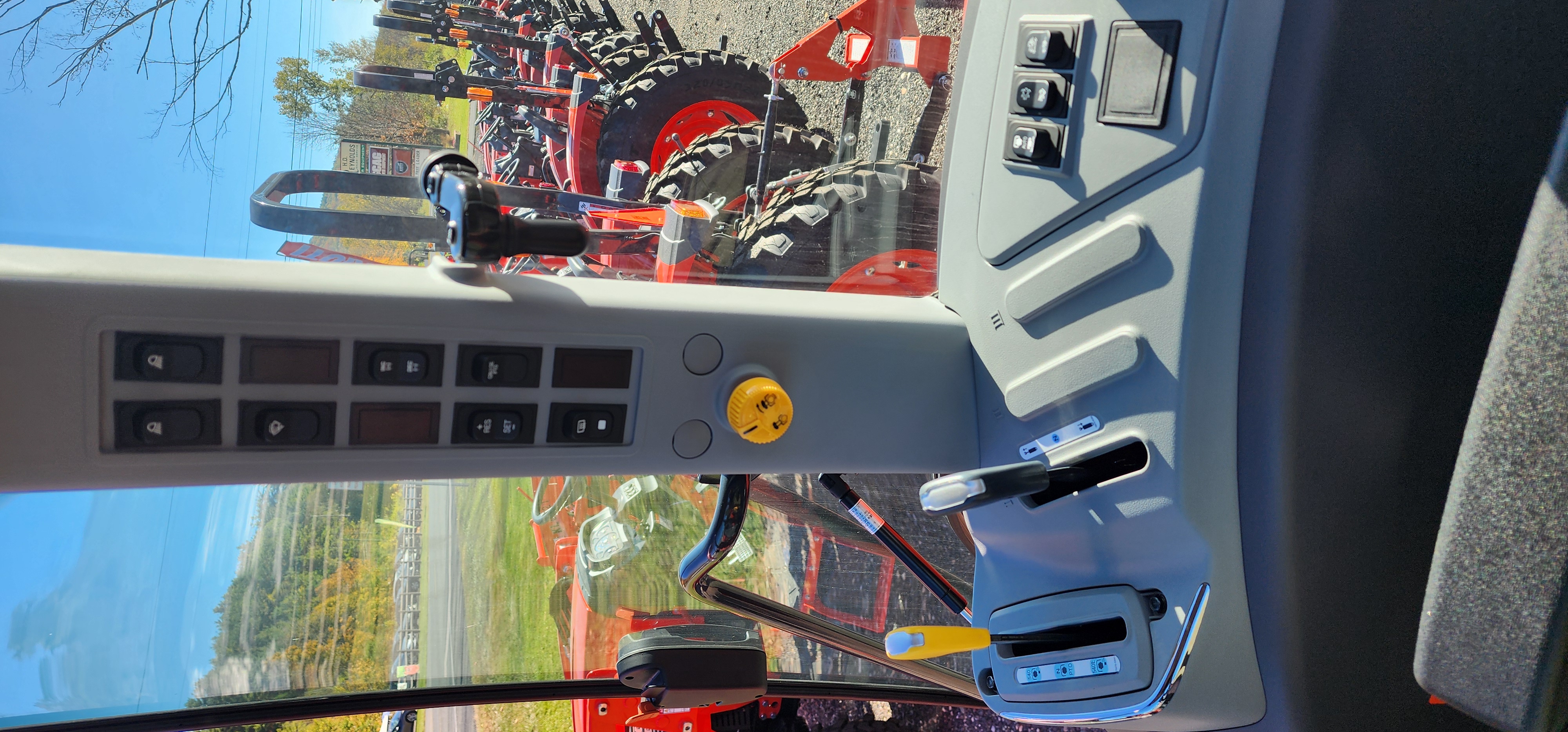 Kioti RX7320PCCB Manual Cab Tractor Power Shuttle: