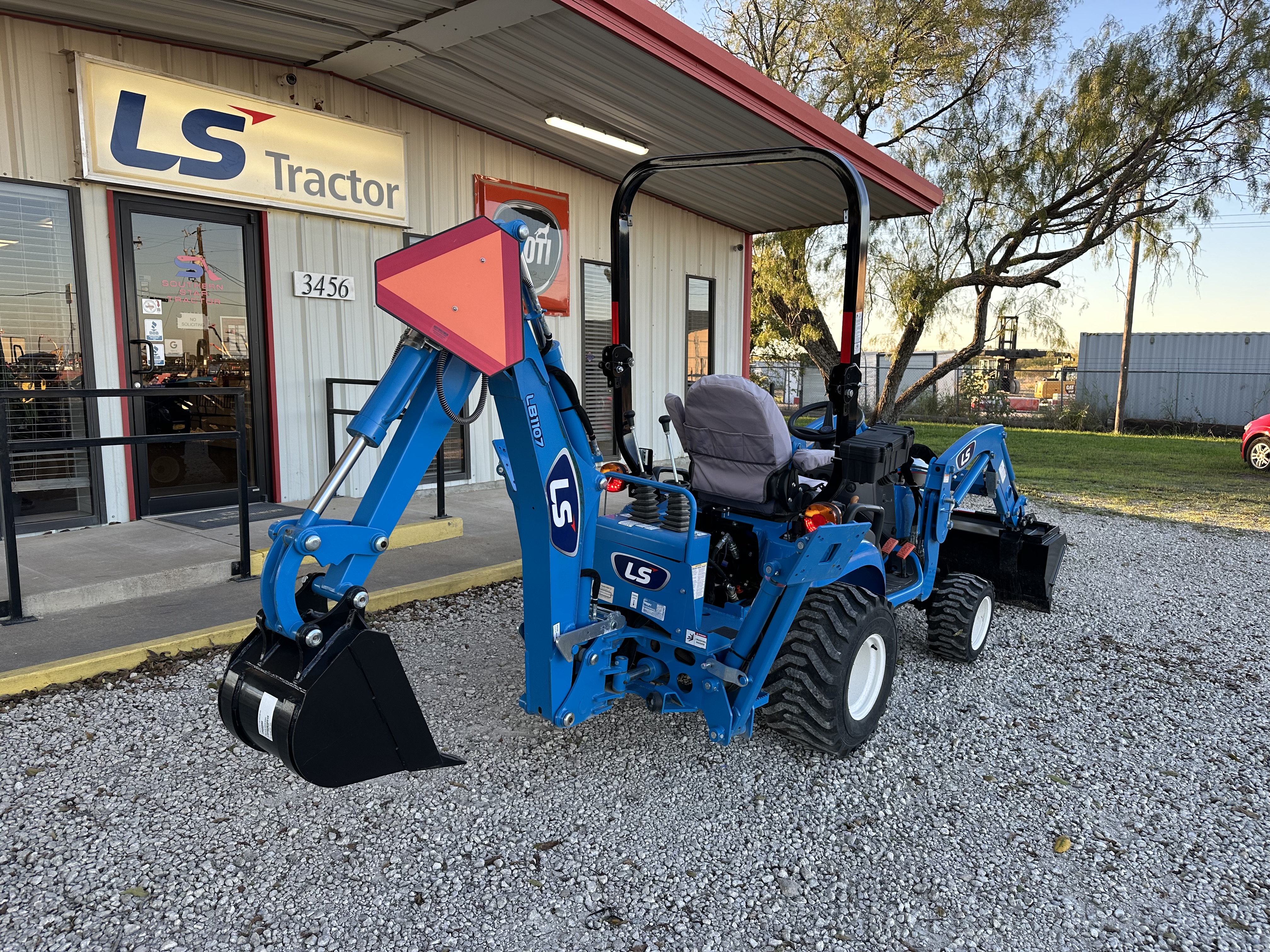 LS Tractor MT125 TLB:4575